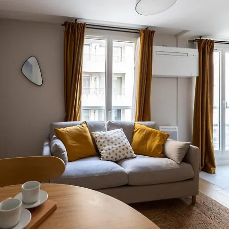 Relax In A Contemporary Designer Appartamento