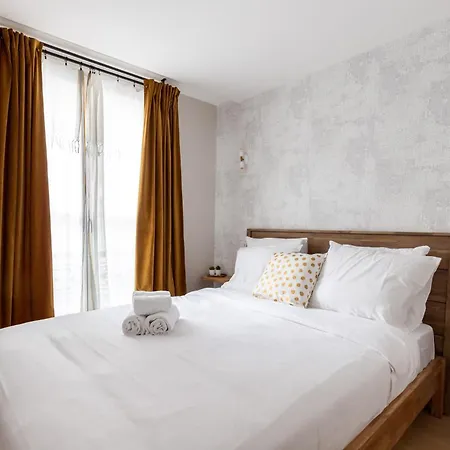 Relax In A Contemporary Designer * Parigi